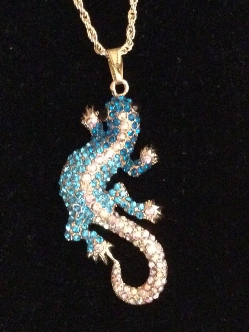 NWOT! NEVER WORN BETSEY JOHNSON 14.5" LIZARD NECKLACE BLUE WHITE LOT6505